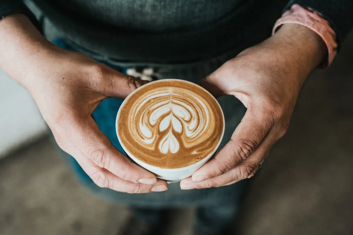 Kaffeegetränk mit kunstvoller Milchschaumoberfläche