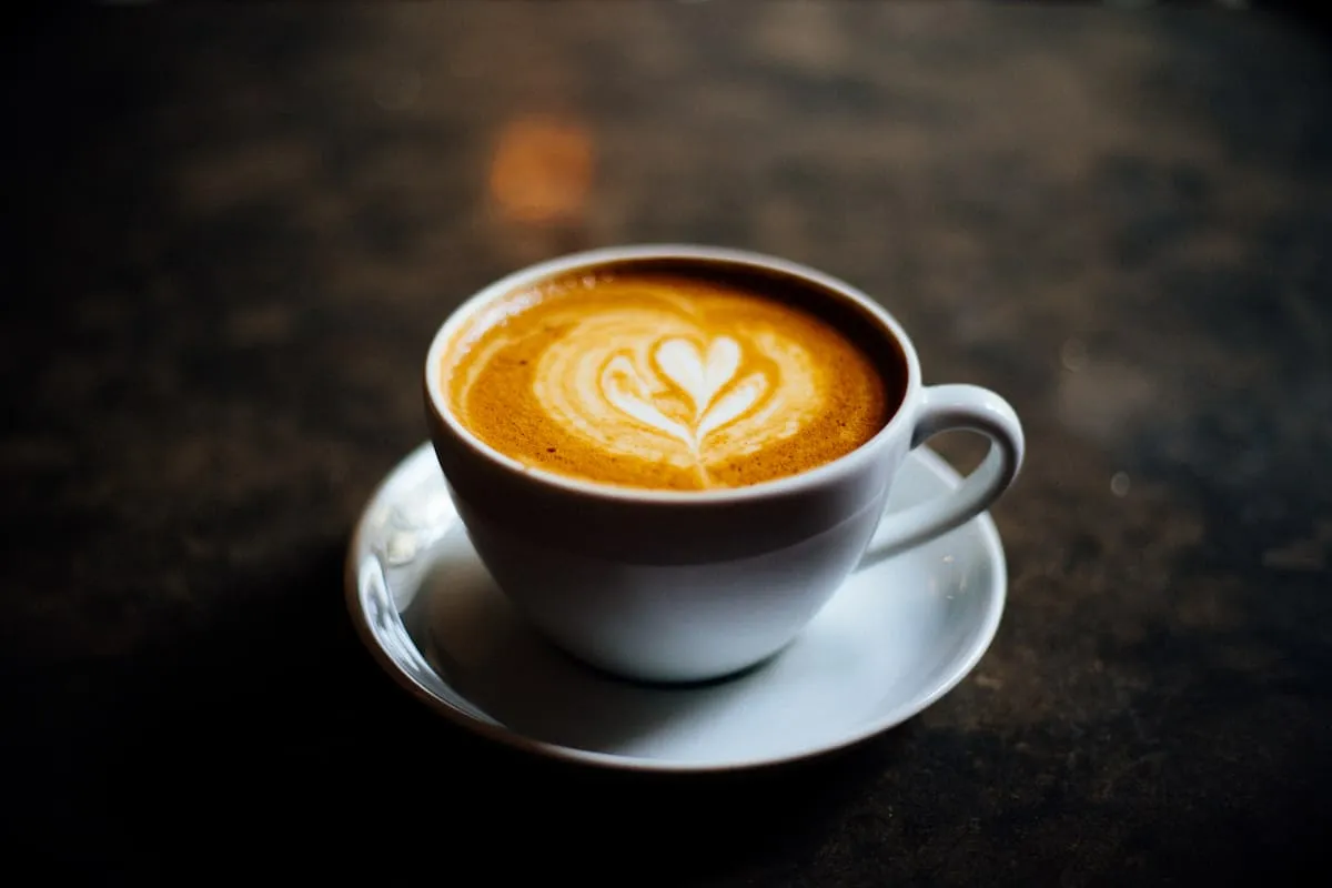 Handgebrühter Kaffee auf dem Tresen