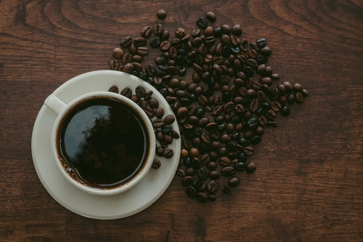 Kaffeebar mit warmem Licht und moderner Einrichtung