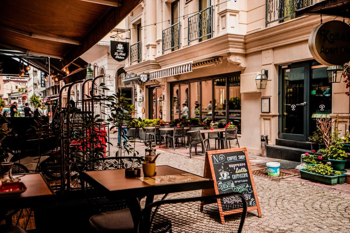 Kaffee und Mehlspeise als saisonales Angebot